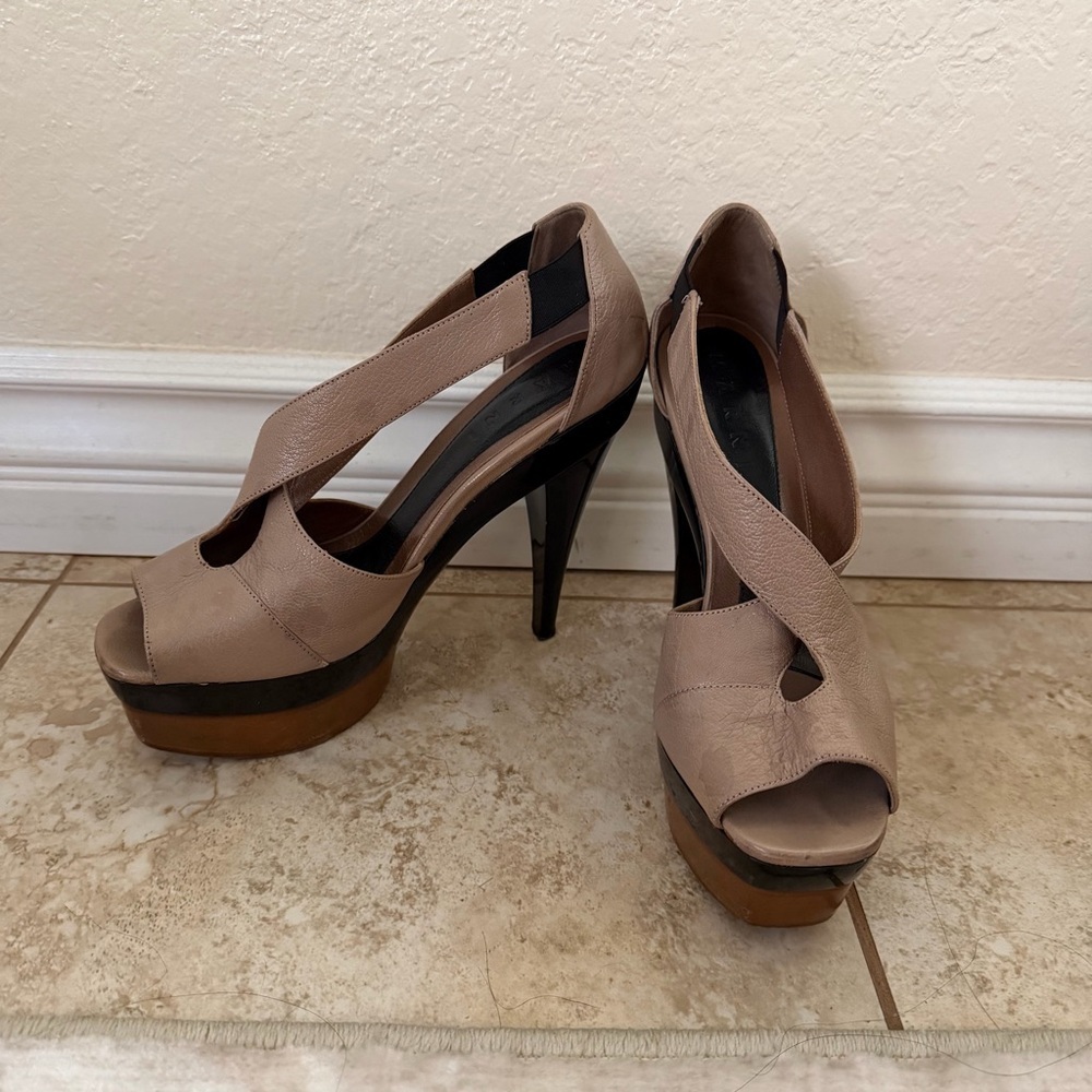 Marni leather T-strap platform pumps neutral and black color block - Picture 11 of 11